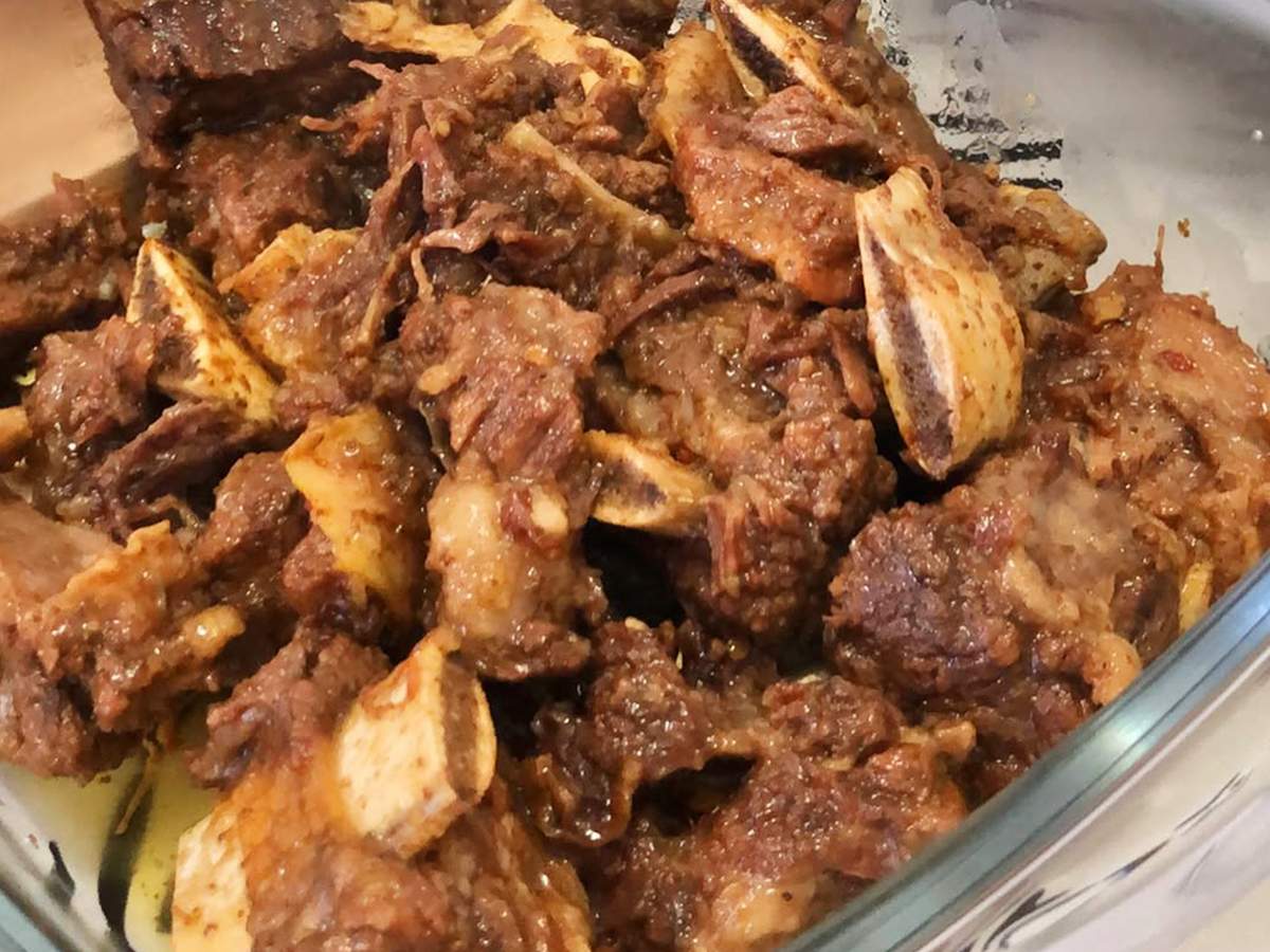 costela bovina na panela de pressão pronta, desfiando