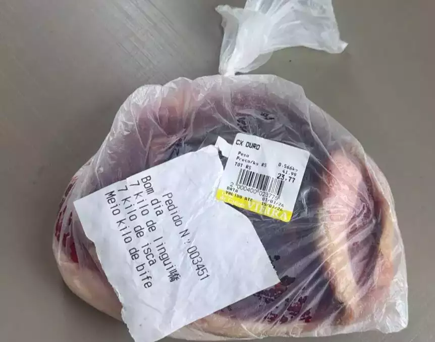 sacola de compras com carne embalada