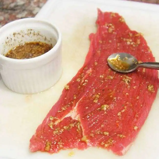 temperando bife com sal e pimenta
