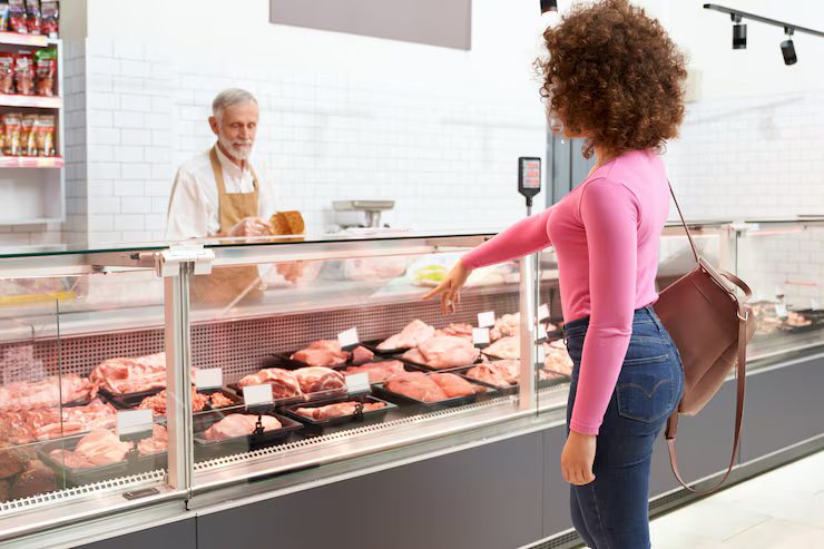 pessoa comprando carne em açougue