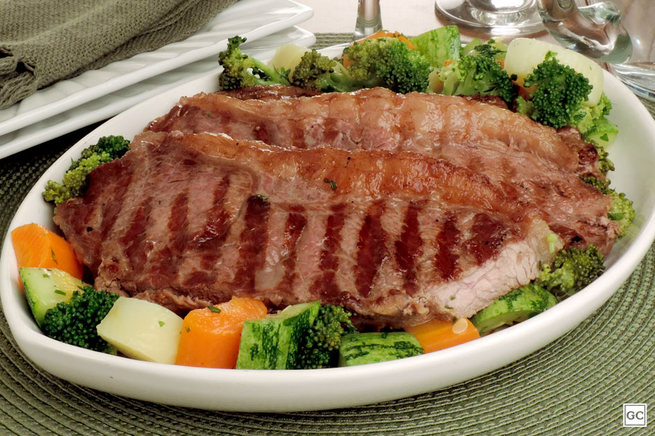 carne grelhada com legumes saudável