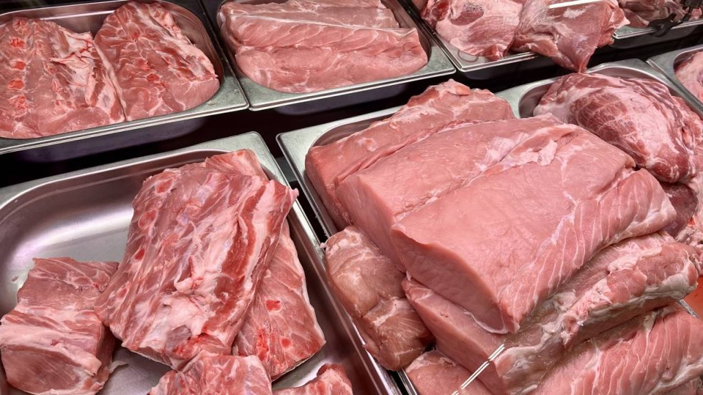 Quanto tempo a carne pode ficar na geladeira? Guia por tipo e sinais de deterioração 8 carne crua embalada em filme plástico na prateleira da geladeira