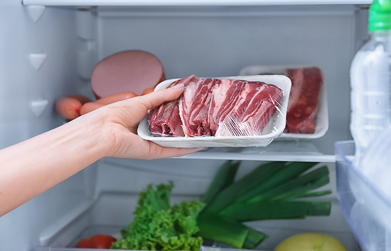 carne bovina crua em embalagem na geladeira