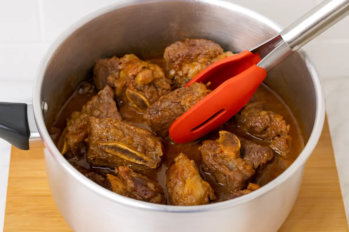 panela de pressão com costela cozinhando no fogão