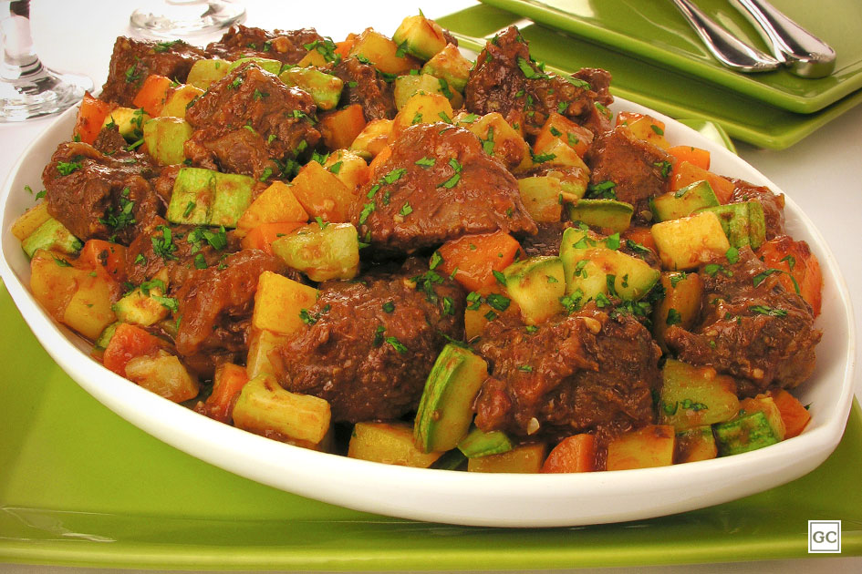 prato de carne de músculo cozida com legumes