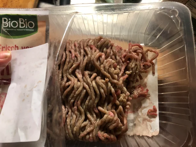 carne moída crua em bandeja na geladeira
