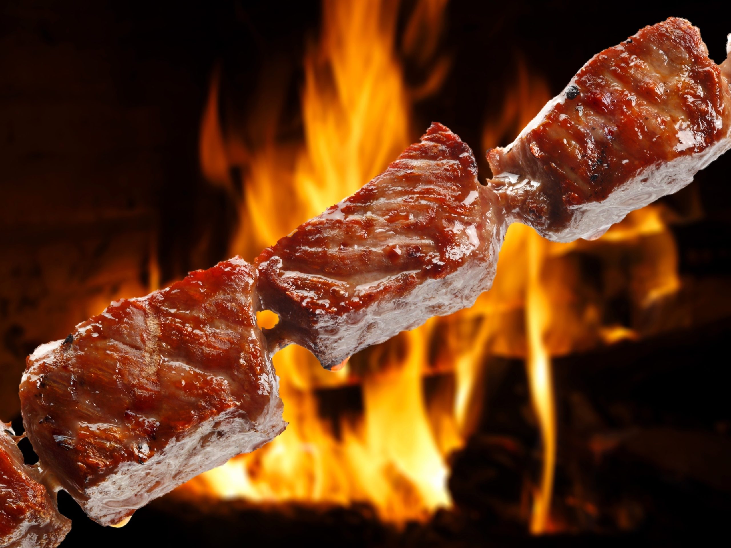 espetinhos de carne na churrasqueira