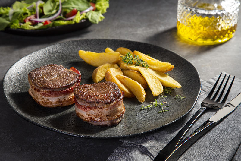 medalhão de filé mignon enrolado em bacon com palito