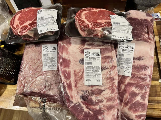 embalando bife em filme plástico para congelar