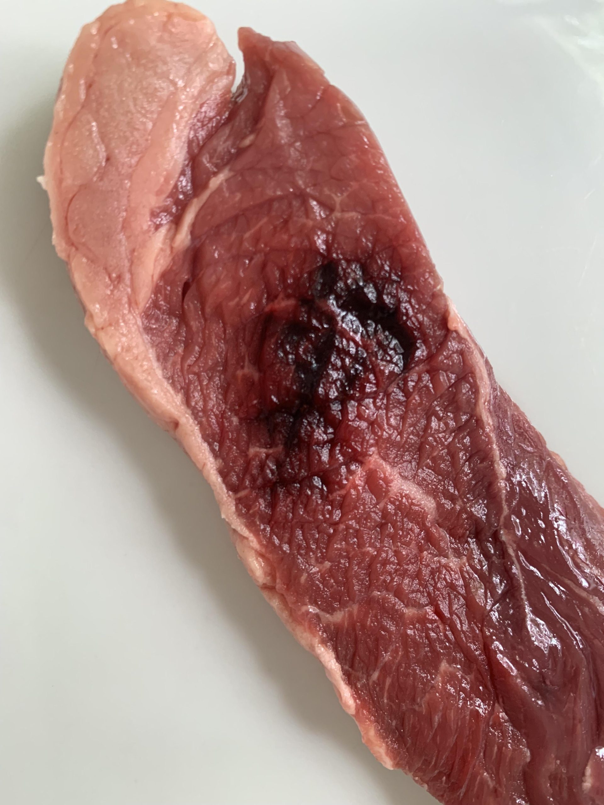 carne escura sanguinolenta