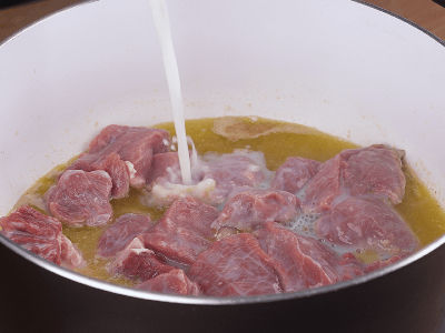 misturando carne com molho shoyu em tigela