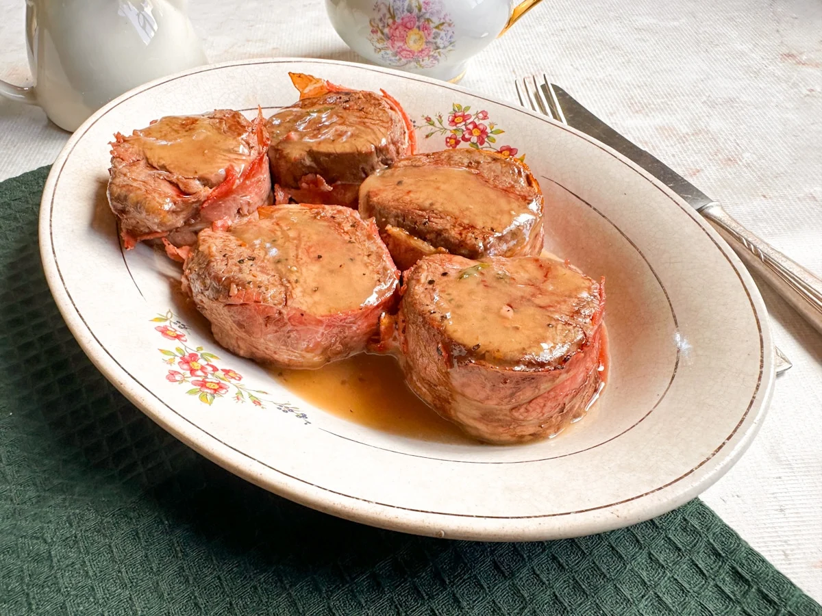 medalhões de filé mignon temperados com sal e pimenta