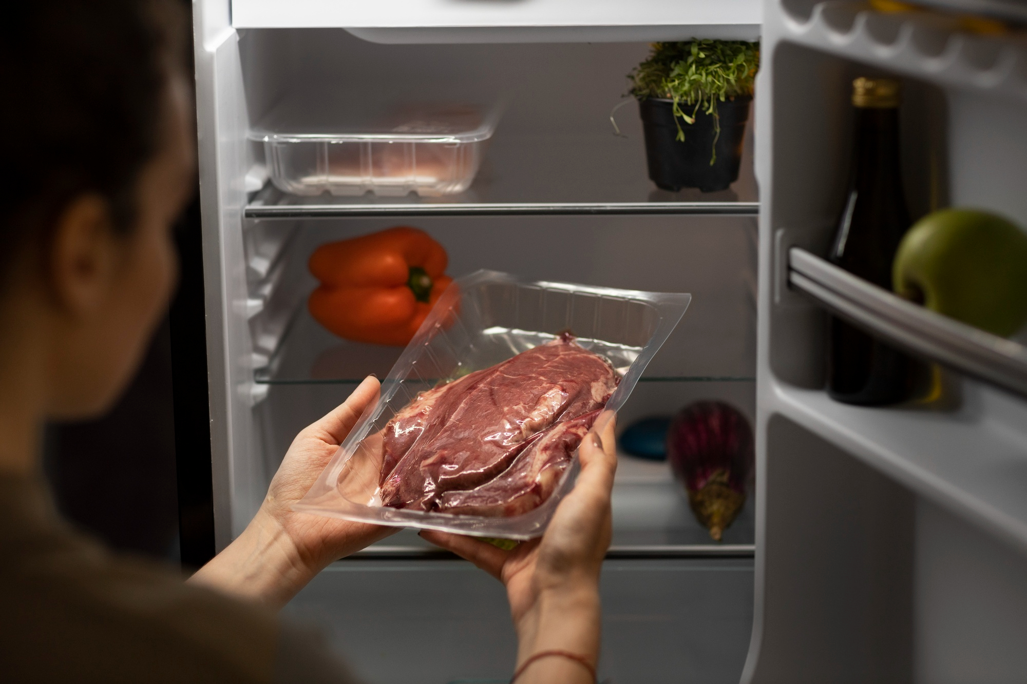 carne mal armazenada na porta da geladeira
