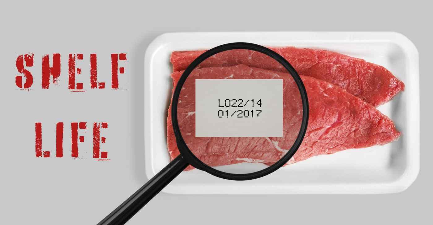 verificando validade carne embalagem