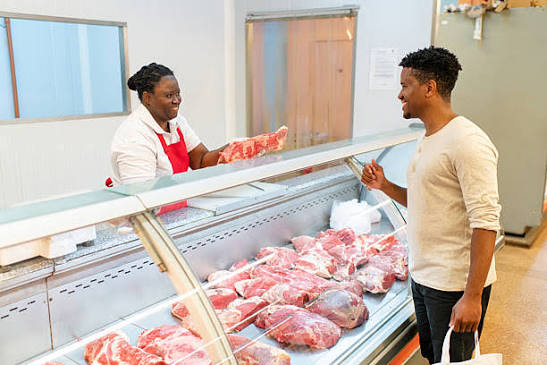 cliente conversando com açougueiro no balcão