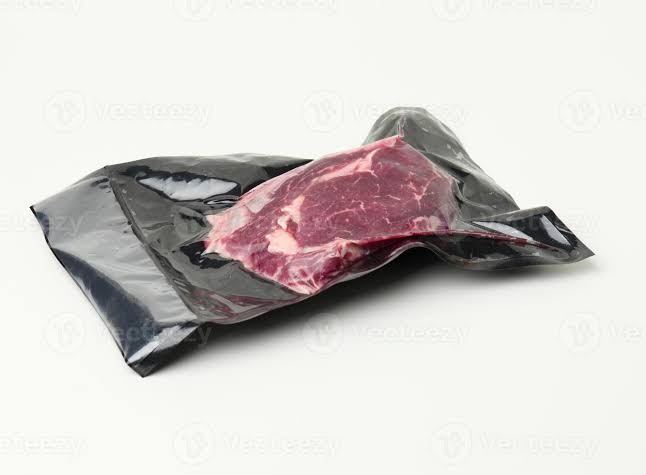 carne bovina embalada em saco plástico e recipiente hermético
