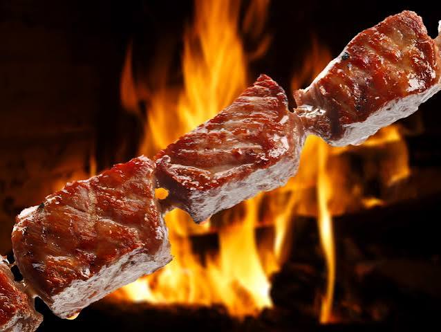 espetinhos de carne na churrasqueira