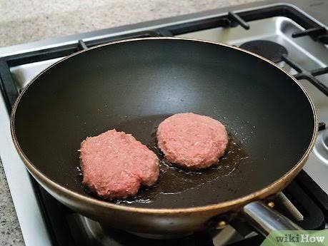 hambúrguer sendo selado na frigideira