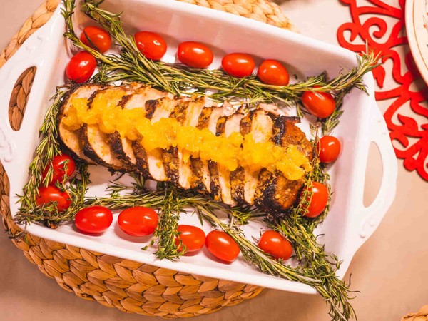 mesa de ceia com carne suína