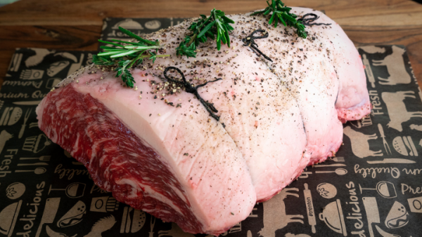 picanha inteira com a gordura para cima, temperada e decorada